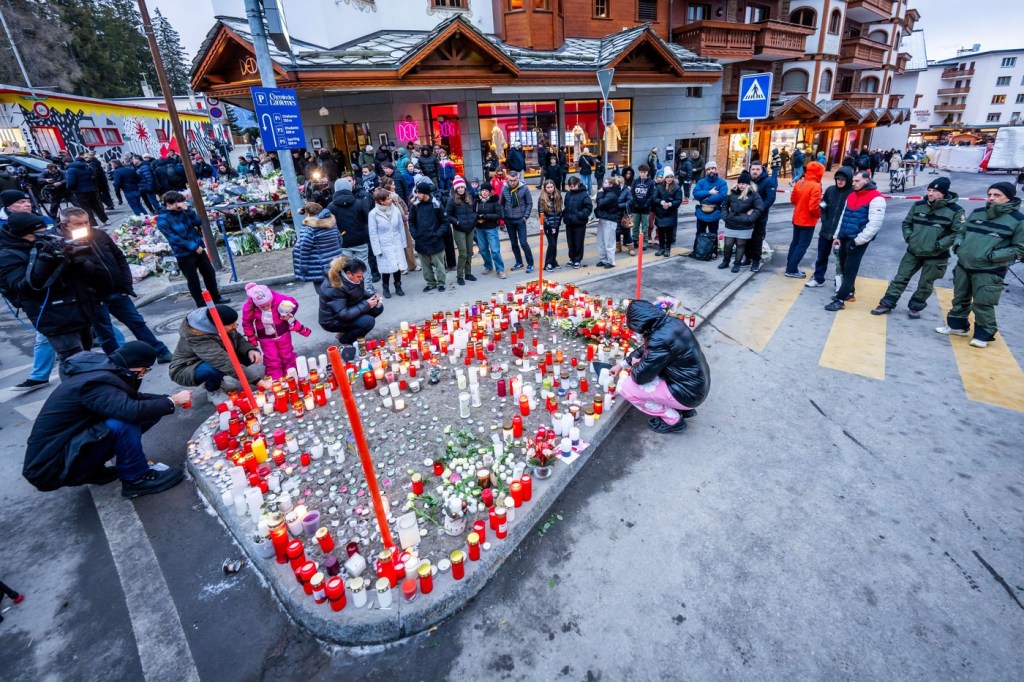 Patronul barului din Crans-Montana, noi declarații în fața anchetatorilor: Ușa de serviciu era blocată / Ce a spus despre spuma de pe tavan