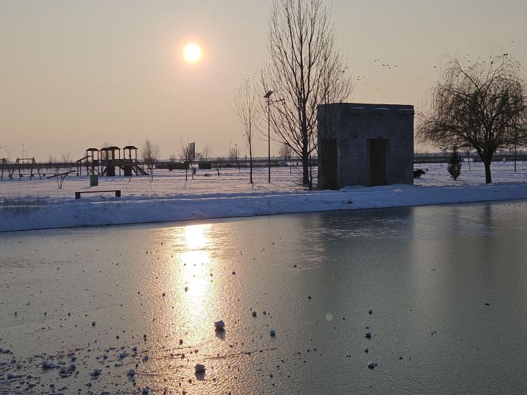 Pompierii bucureșteni au intervenit pentru a salva un tânăr prins într-un lac înghețat în timp ce încerca să recupereze un câine – VIDEO