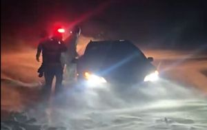 VIDEO: Zece indivizi, printre care trei minori, împotmoliți în nămeți pe căile din Botoșani