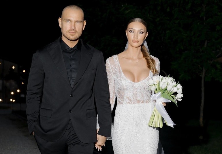 Cântărețul Peter Pop împreună cu soția sa, care a fost jucătoare de handbal în echipa națională, își începe activitatea în sectorul imobiliar.