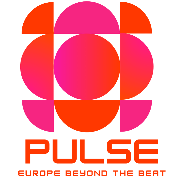 De ce România nu reușește să strângă deșeurile textile, în pofida angajamentelor / Narațiunea fetei de 21 de ani care îmbracă celebrități cu creații din țesături reutilizate