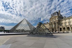 Directoarea Muzeului Luvru renunță la funcție la patru luni după „Jaful Secolului”: Critici din partea Parlamentului francez