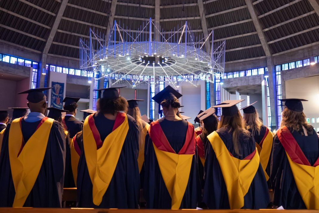 Fraudă în sistemul britanic de împrumuturi pentru studenți: 370.000 de absolvenți „neauziți” cu obligații de 13 miliarde, oficialii punând vina pe români.