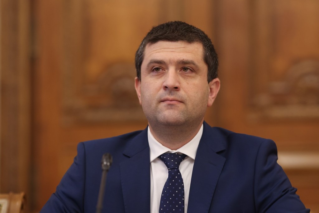 Ministrul Radu Miruță reacționează la criticile referitoare la cumpărarea de „vechituri” pentru Armată.