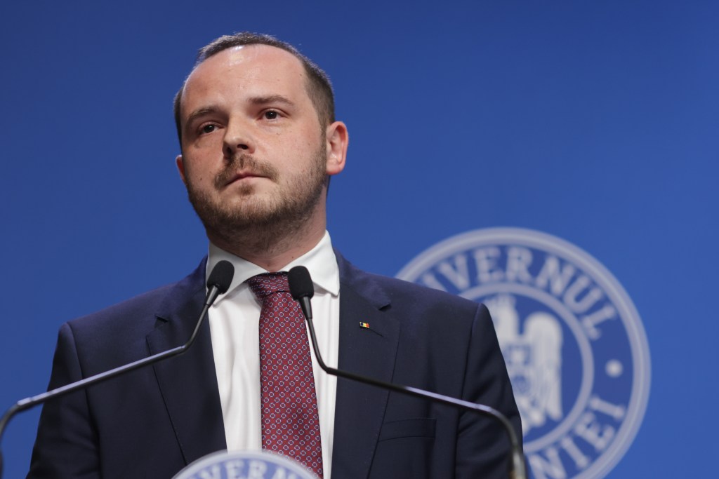 Ministrul Rogobete: „Am procedat corect în legătură cu anunțurile Facebook referitoare la avionul HiSky – organizare și coordonare, nu improvizație. Aceasta înseamnă responsabilitate.”