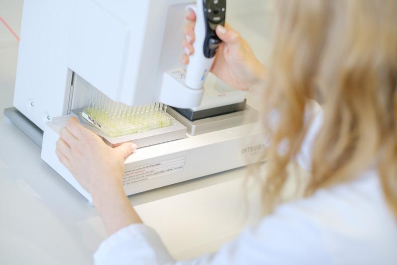 Primul anticorp uman creat de cercetătorii din Statele Unite, capabil să împiedice un virus prezent la 95% dintre indivizi pe durata vieții, care este ocazional legat de probleme de sănătate grave.