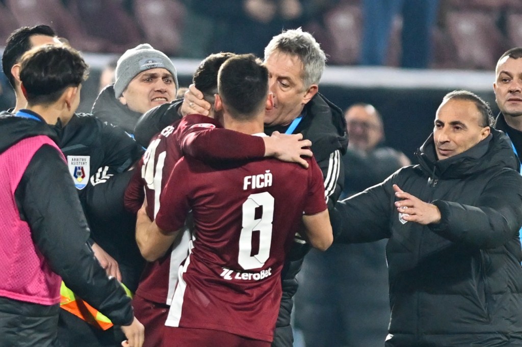 Scandal FOTO post meci CFR – U Cluj: Bergodi i-a criticat pe jucătorii CFR-ului! Ultrașii aproape de a intra pe teren