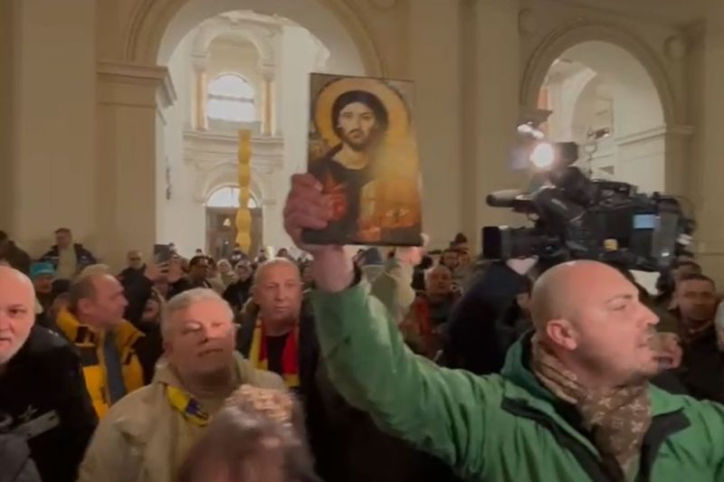 Tensiuni la Curtea de Apel București: Susținătorii lui Călin Georgescu intră în clădire pentru a ajunge la sala de judecată