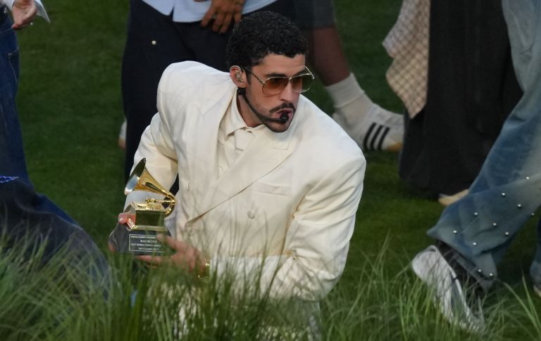 Ținuta neașteptată a lui Bad Bunny la Super Bowl. Fanii au fost șocați să descopere cine i-a creat costumul