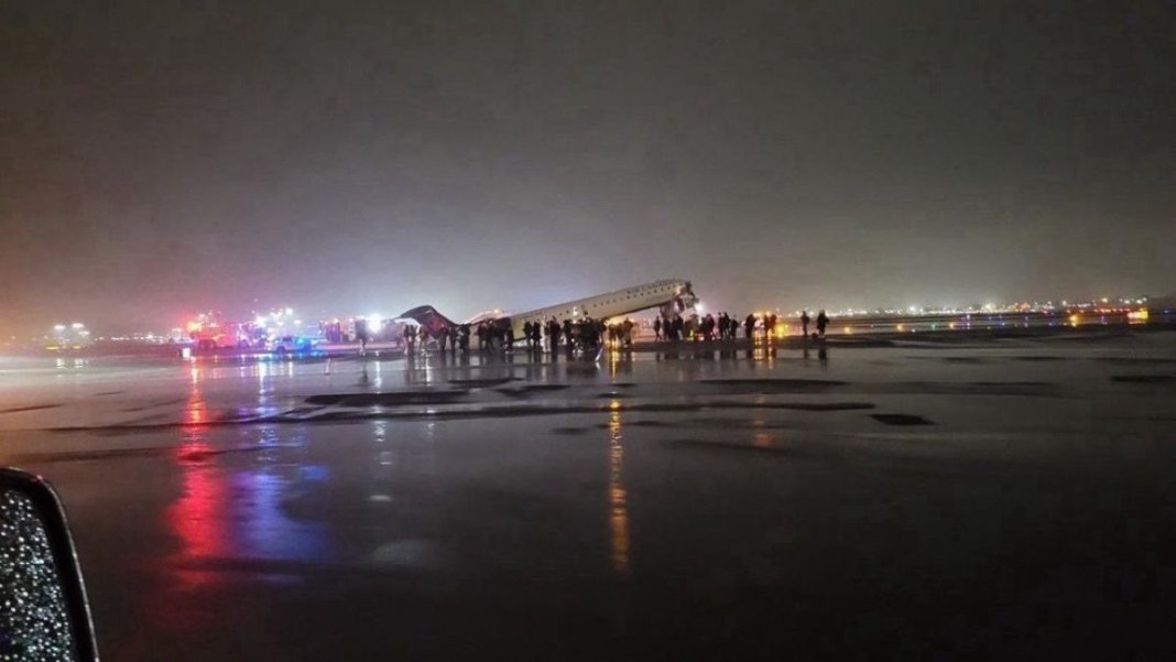 Alertă la aeroportul LaGuardia din New York: un avion a intrat în coliziune cu un vehicul pe pista de decolare, patru persoane afectate...