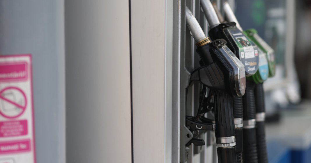 Ce cuprinde ordonanța referitoare la carburanți: stabilirea unui plafon pentru adaosul comercial și restricționarea exporturilor. Până...