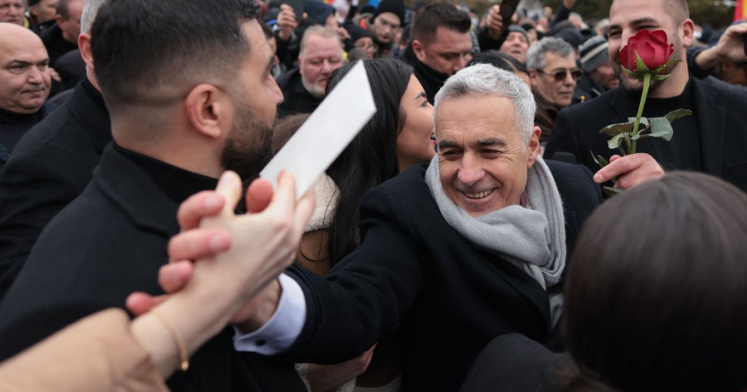 „Dumnezeu îi sprijină pe toți”. Călin Georgescu nu a mai încasat salariul de la Universitatea din Pitești din...