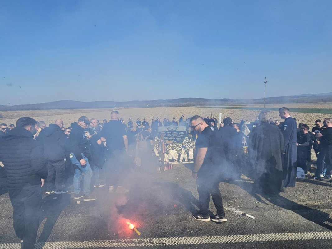 FOTO / VIDEO Monument închinat celor 7 fani ai PAOK Salonic care au murit în accident, situat lângă Lugoj