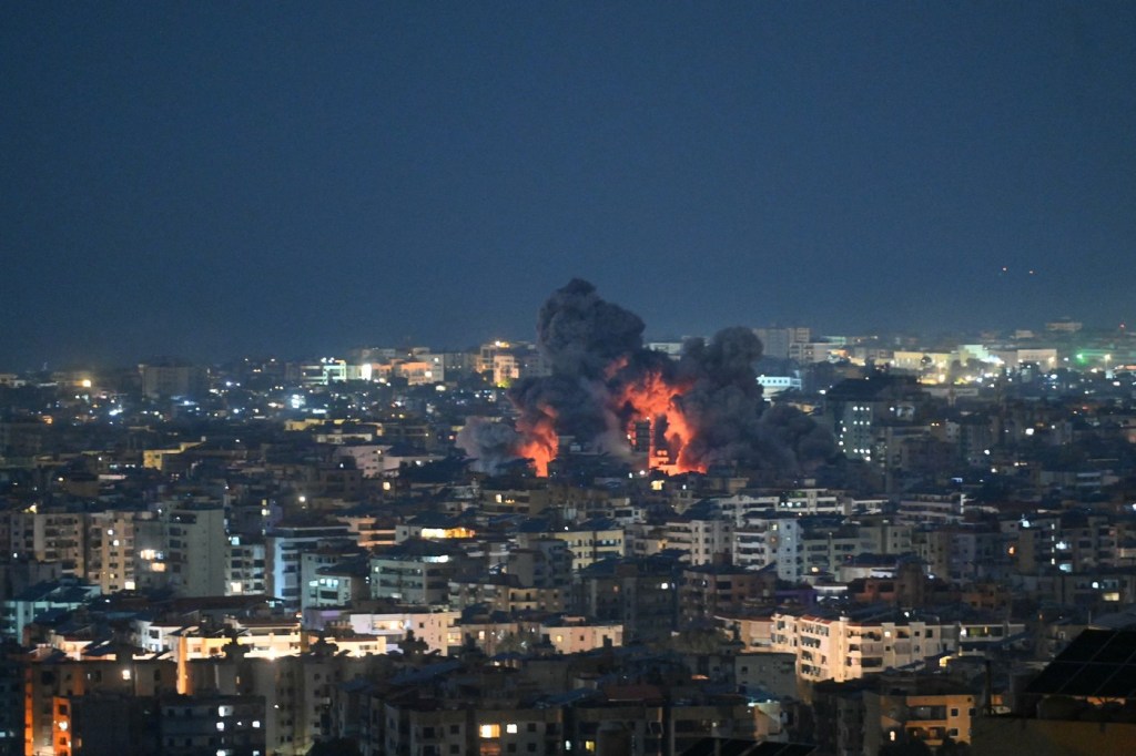 Iranul își continuă vendeta împotriva partenerilor SUA din Golf: marți, două drone iraniene au lovit ambasada americană din Arabia Saudită.