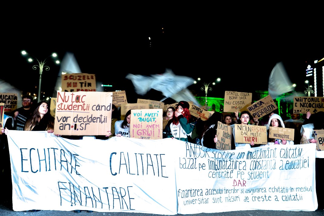 Ministrul Educației a avut o întâlnire cu studenții care protestau în Piața Victoriei. Mesajul său – VIDEO