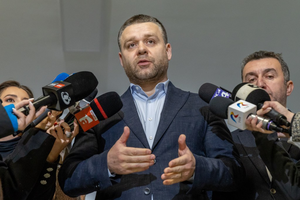 Primarul orașului se angajează să desfășoare competiții reale pentru pozițiile de conducere ale teatrelor și cere sprijinul personalităților din domeniul cultural. Regulamentul este prezentat pentru discuții.