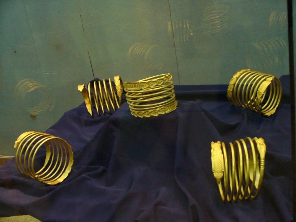 Tezaurul dacic în valoare de 2 milioane de euro, sustras din Munții Orăștiei și comercializat pe piața ilegală, are conexiuni cu „cartelul sârbo”