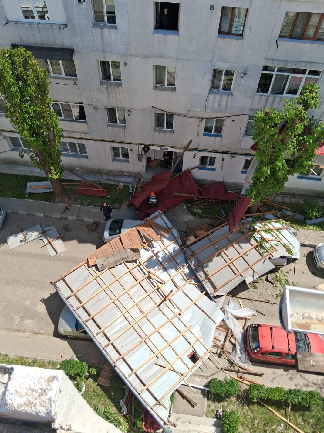 Un bărbat din Huși a murit în urma colapsului acoperișului unei clădiri / Pagube în Moldova din cauza vântului