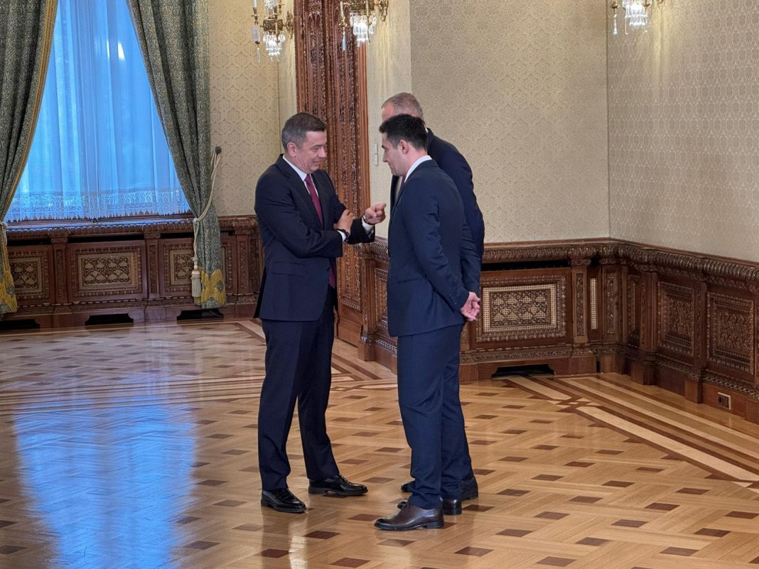 VIDEO. Zâmbetele liderilor PSD de la Cotroceni înainte de ajungerea președintelui Nicușor Dan