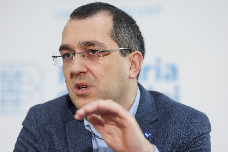 Vlad Voiculescu răspunde după înfrângerea în procesul cu Pfizer, în care România este obligată să achite 600 de milioane de euro, acuzând două indivizi.