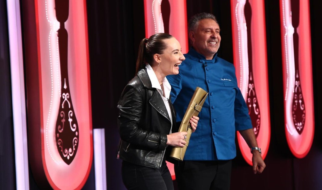 Marina Luca a obținut victoria la Chefi la cuțite 2026, sezonul 17. Ce valoare a primit cu Cuțitul de aur al chef-ului Sautner. Marina Luca a obținut victoria la Chefi la cuțite 2026, sezonul 17. Ce valoare a primit cu Cuțitul de aur al chef-ului Sautner.