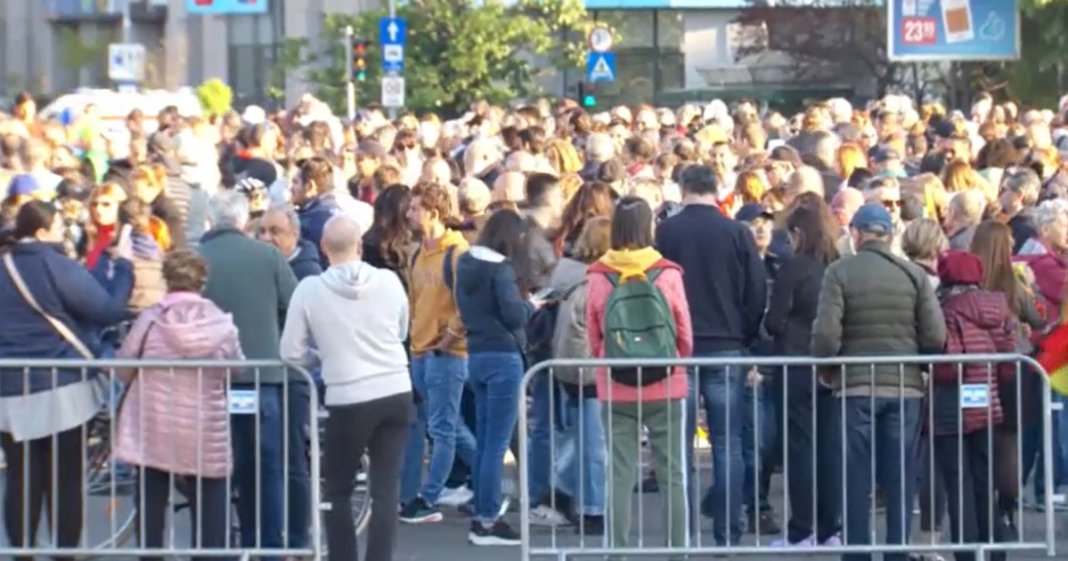 Proteste în sprijinul lui Bolojan în București și Oradea cu 48 de ore înaintea moțiunii de cenzură a AUR...