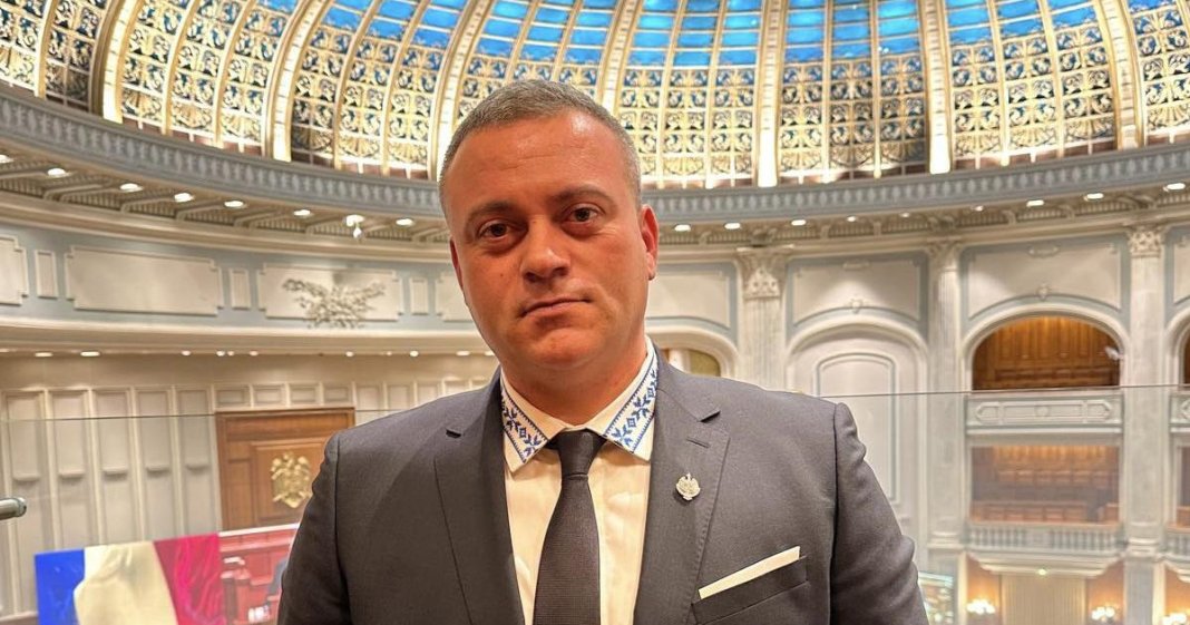 Un parlamentar a abandonat grupul PSD pentru a se uni cu PNL. A fost ales inițial pe listele formațiunii...