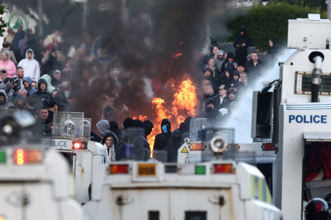 MAE anunță mutarea temporară a tuturor românilor impactați de protestele din Belfast