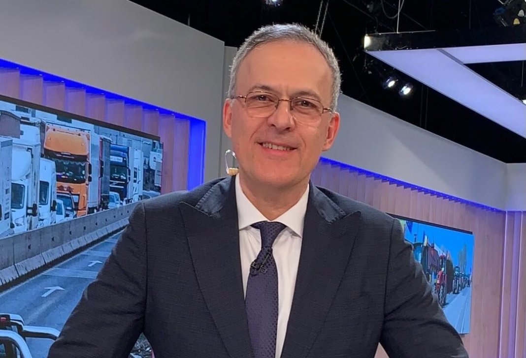 Răzvan Dumitrescu își încheie activitatea la Antena 3 CNN, declarând acest lucru în direct.