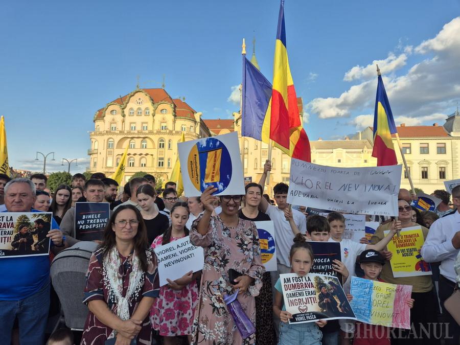 Demonstrație în Oradea pentru Viorel Pașca: Piața Unirii aglomerată de susținători - „Binele nu trebuie sancționat!” (FOTO/VIDEO)