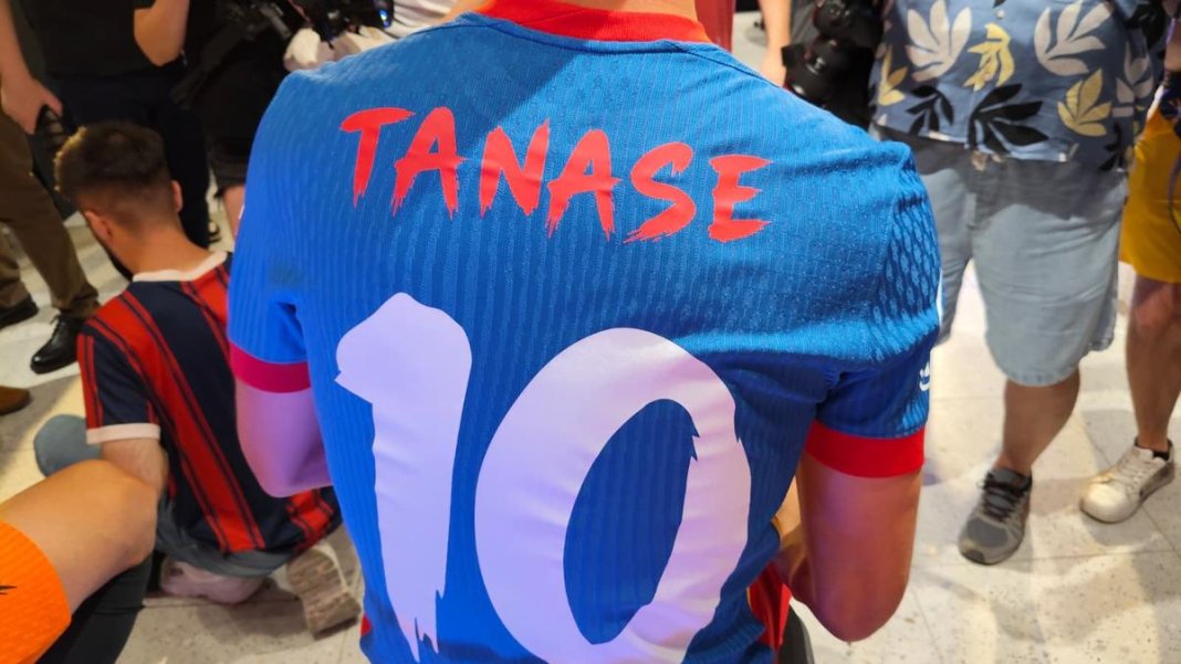 FCSB a prezentat noile uniforme » Surprize diverse: tricouri în nuanțe de portocaliu și tipografia „Dracula”