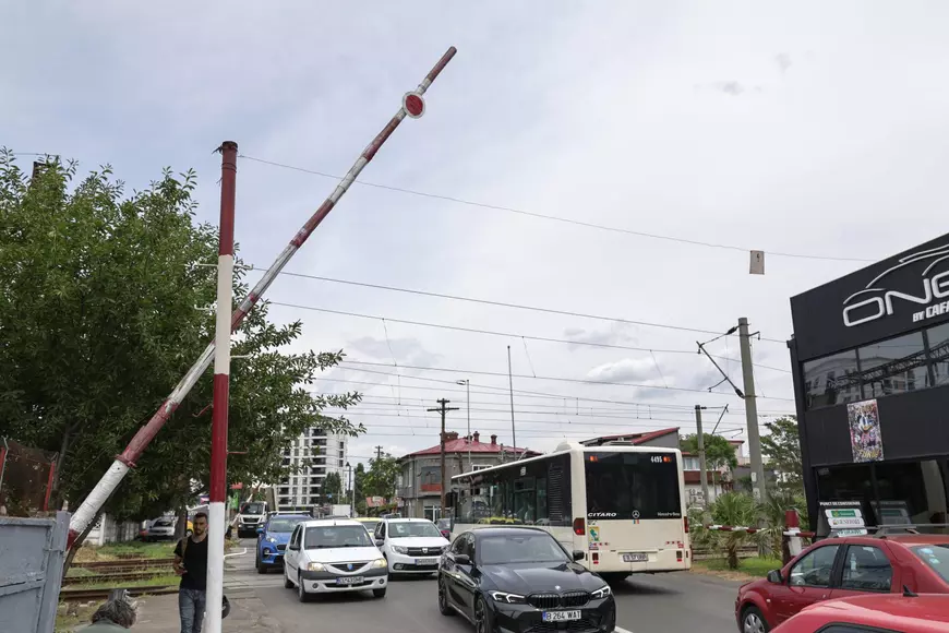 Femeia care înalță manual o barieră de tren de 36 de ani. O ilustrare emblematică pentru infrastructura din România.