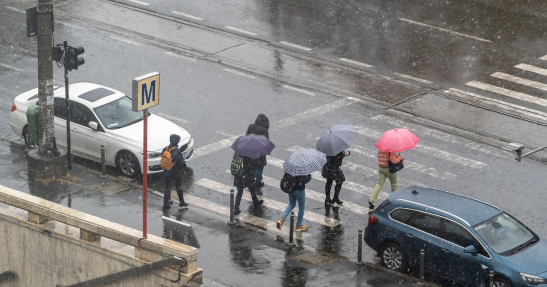 Meteorologii au lansat recent alerte pentru furtuni: județul cu cod roșu și regiunile impactate de precipitații.