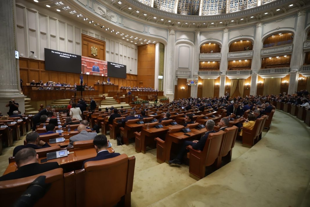 Parlamentarii, principalele persoane avantajate de legea salarizării unitare: venituri majorate cu sume cuprinse între 5.000 și 7.000 de lei.