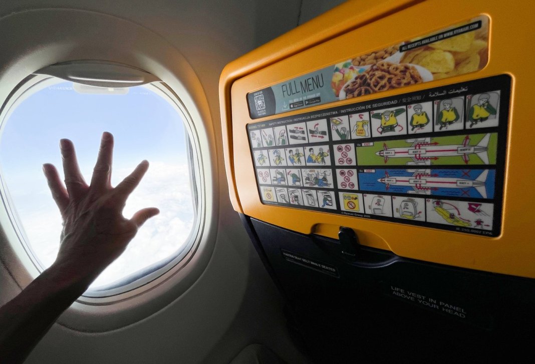 Teroare într-o cursă Ryanair: explozie la motor și geam distrus, un bărbat reținut pentru a nu fi tras afară.