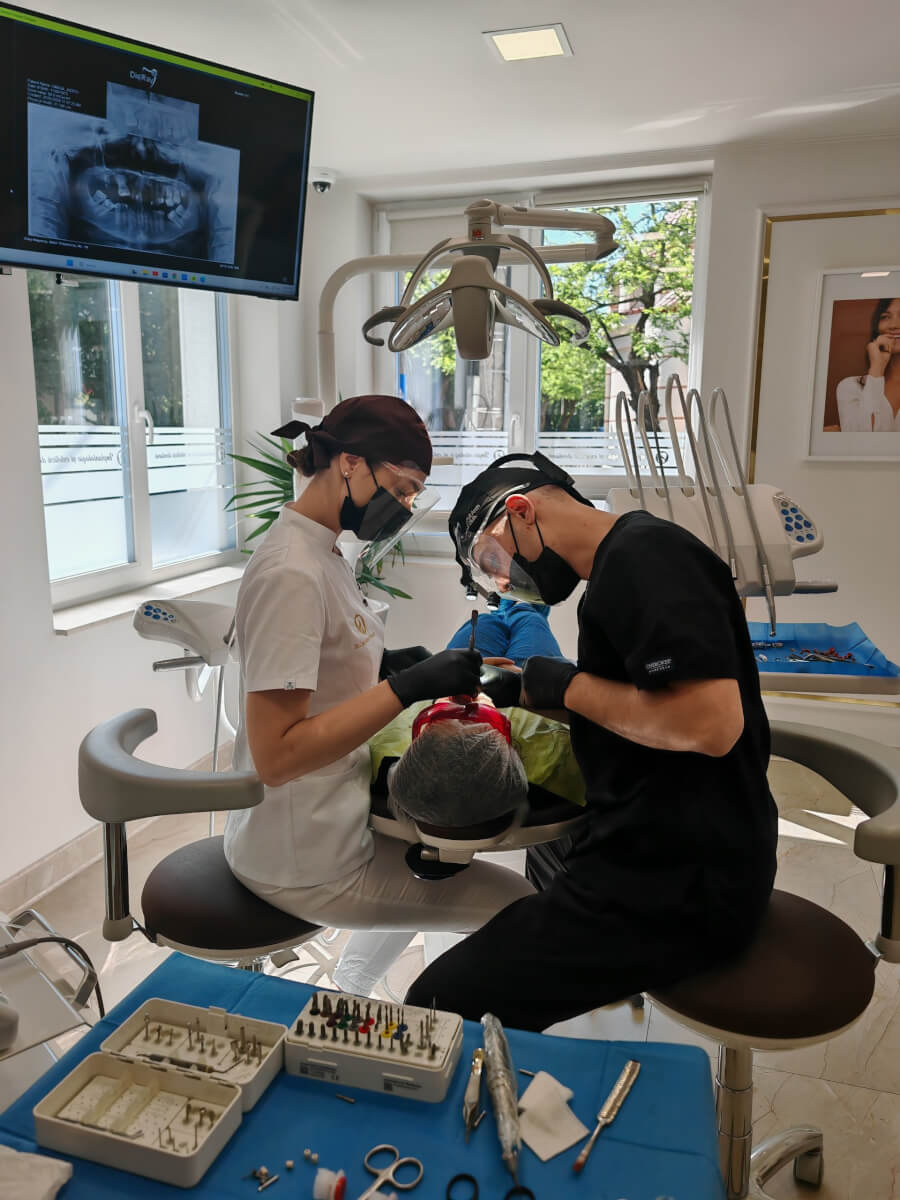 cand-ai-nevoie-de-o-coroana-dentara-i-cat-dureaza-realizarea-ei-ce-presupune-tratamentul-in-cluj-napoca2