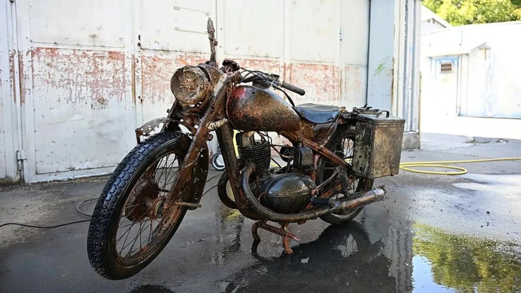 Motocicletă din Al Doilea Război Mondial descoperită în Dunărea oprită, aproape „nouă”. Sub...