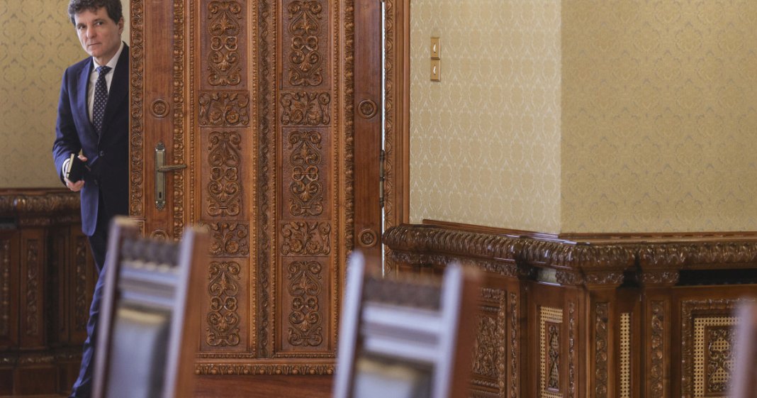 Nicuşor Dan se întâlneşte astăzi cu conducătorii vechii coaliţii pentru a aborda finalizarea PNRR, cu mai puţin de două săptămâni...
