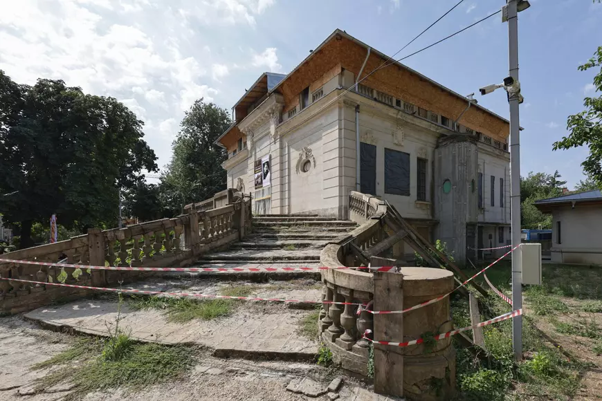 Palatul Cantacuzino, o comoară a Bucureștiului, se luptă cu trecerea timpului, în timp ce procesul de restaurare rămâne blocat. Palatul Cantacuzino, o comoară a Bucureștiului, se luptă cu trecerea timpului, în timp ce procesul de restaurare rămâne blocat.